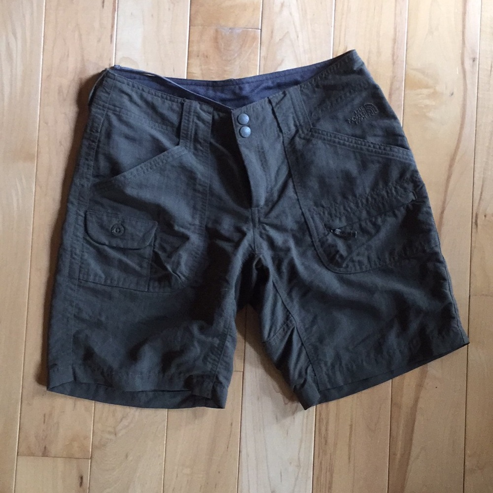 The North Face Women's Cargo Shorts - Dark Olive